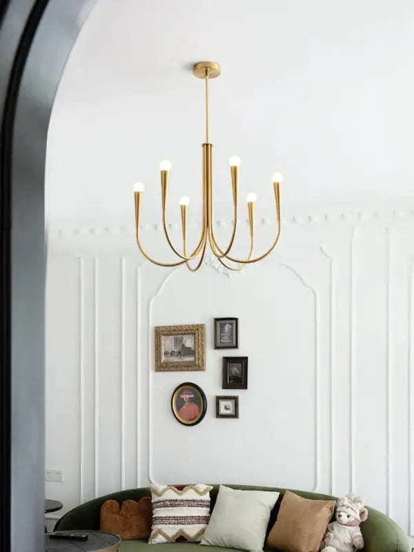 Suspension lustre en métal doré au design chandelier revisité


