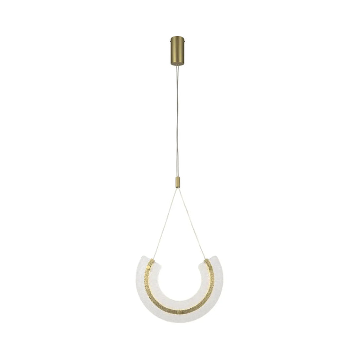 Suspension maya avec verre plié blanc et acier doré texturé suspendue à une fixation de plafond en laiton