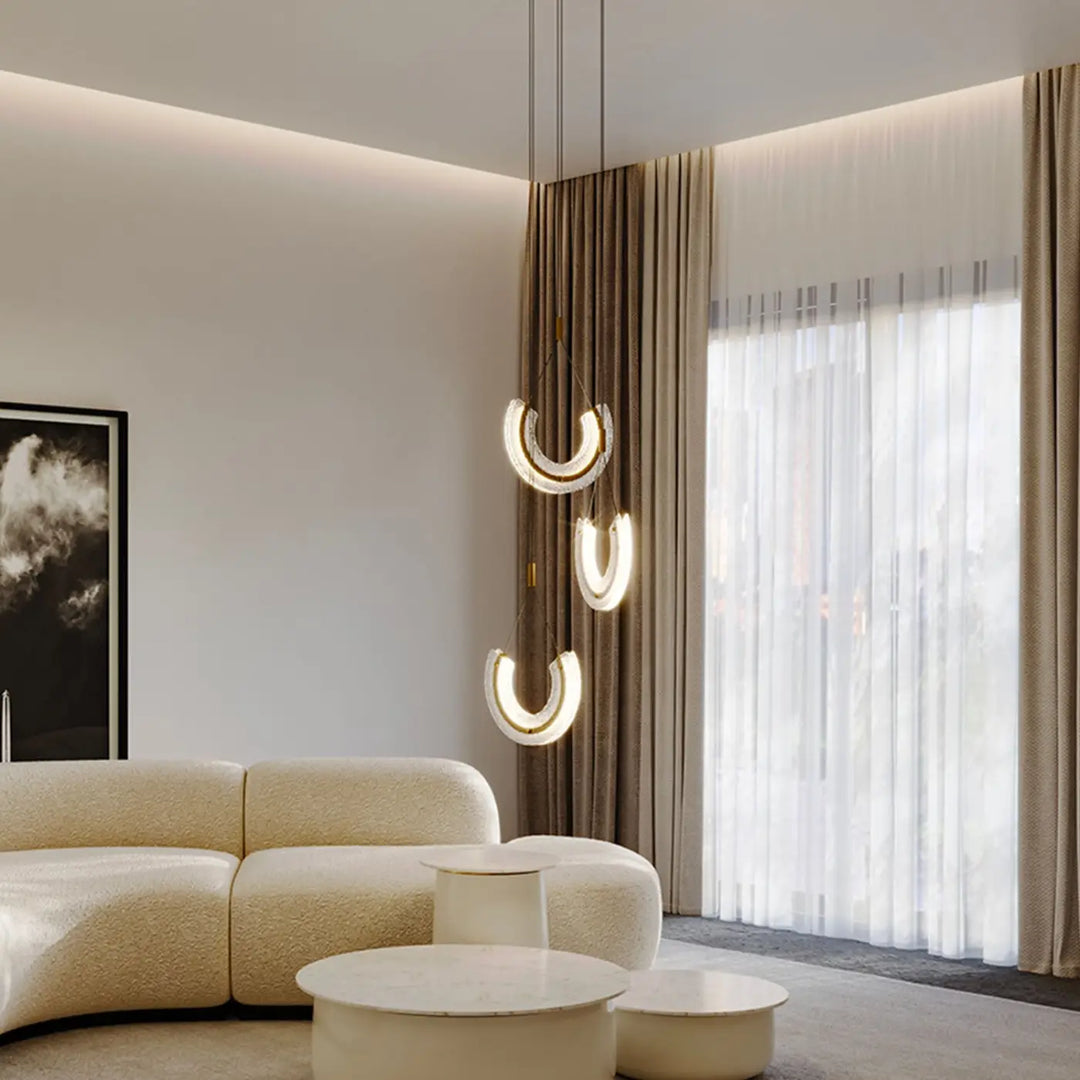 Suspension maya en verre plié avec design moderne en acier doré et éclairage intégré en forme de croissant