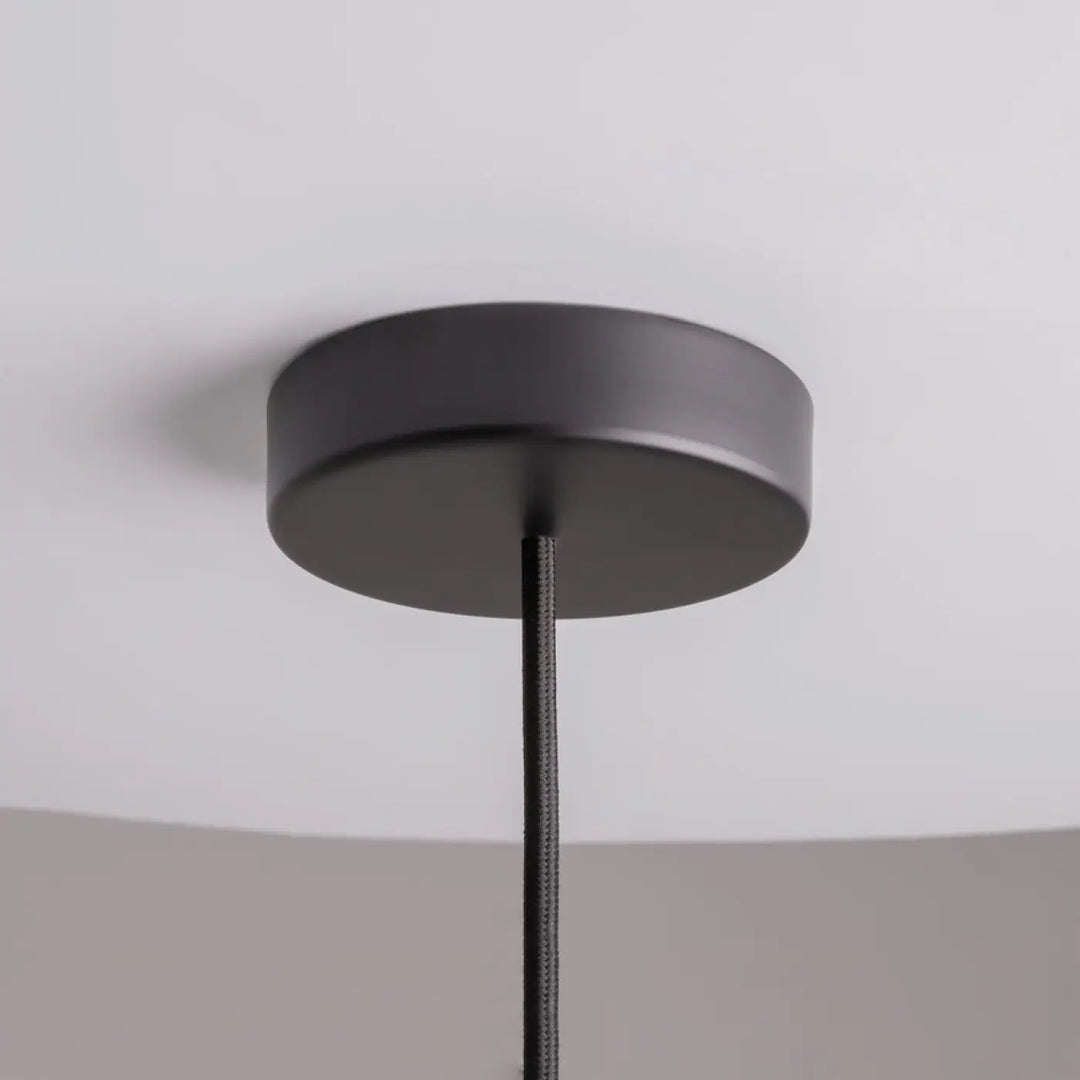 Luminaire suspension memory petit tube avec abat-jour circulaire noir mat et cordon en tissu texturé