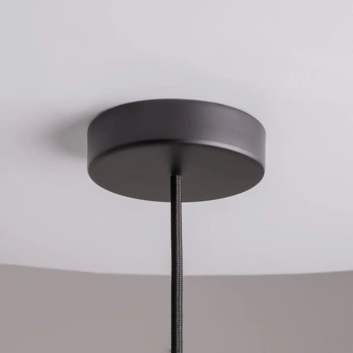 Luminaire suspension memory petit tube avec abat-jour circulaire noir mat et cordon en tissu texturé