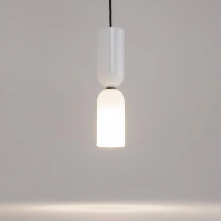 Suspension memory petit tube blanc minimaliste en verre dépoli avec design cylindrique élégant