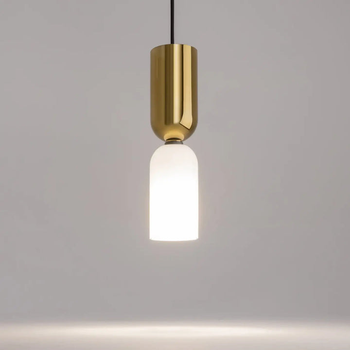 Suspension memory petit tube bicolore avec abat-jour cylindrique doré en verre dépoli