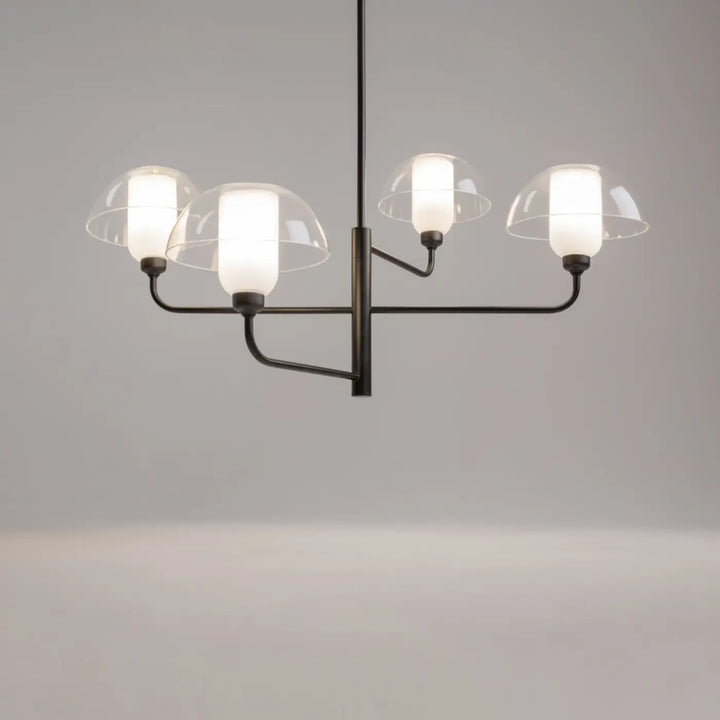 Suspension memory en acier noir avec quatre abat-jours en verre blanc dépoli et couvercles clairs en dôme moderne