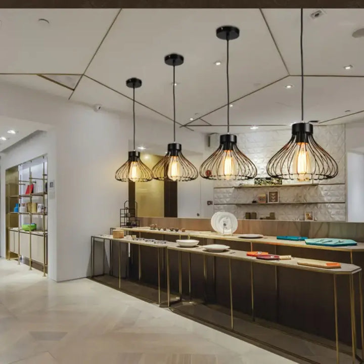 Suspension en métal noir au design cage évasée style industriel

