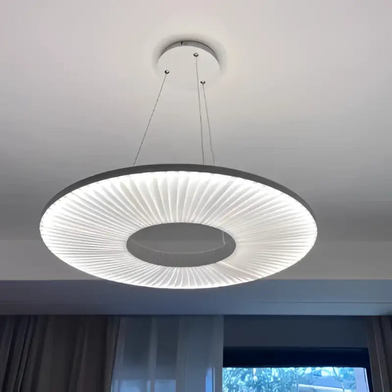 Suspension minimaliste beige avec structure style chic