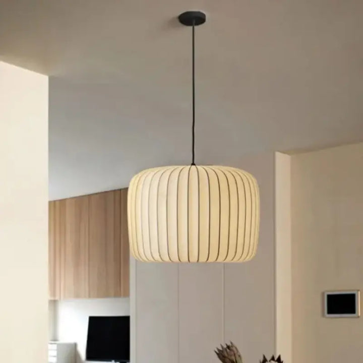 Suspension Minimaliste en Tissu avec Détails Rayés