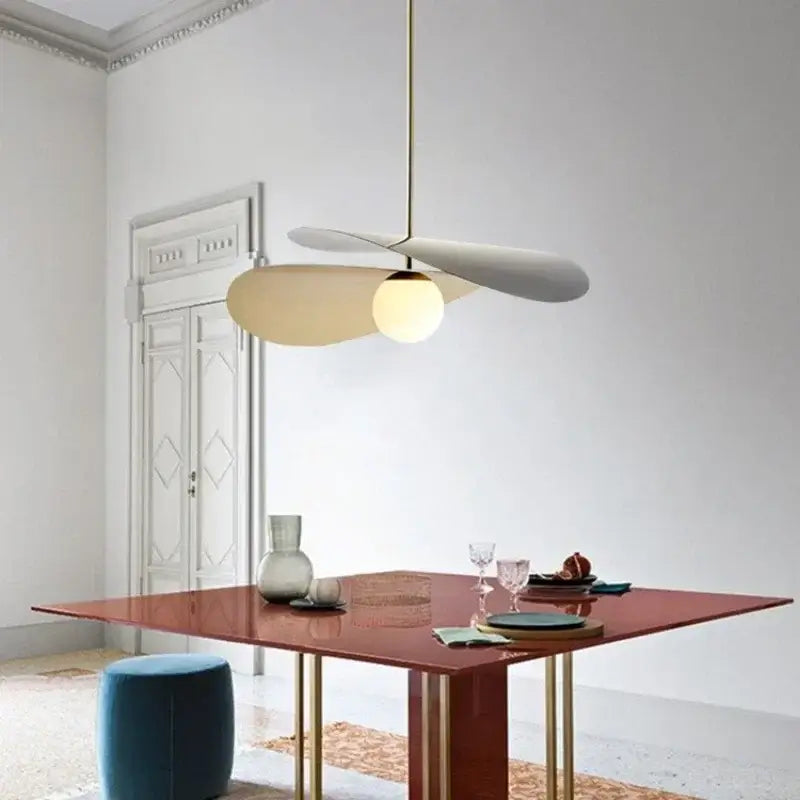 Suspension Moderne Blanche Design Ailée et Globe Opale

