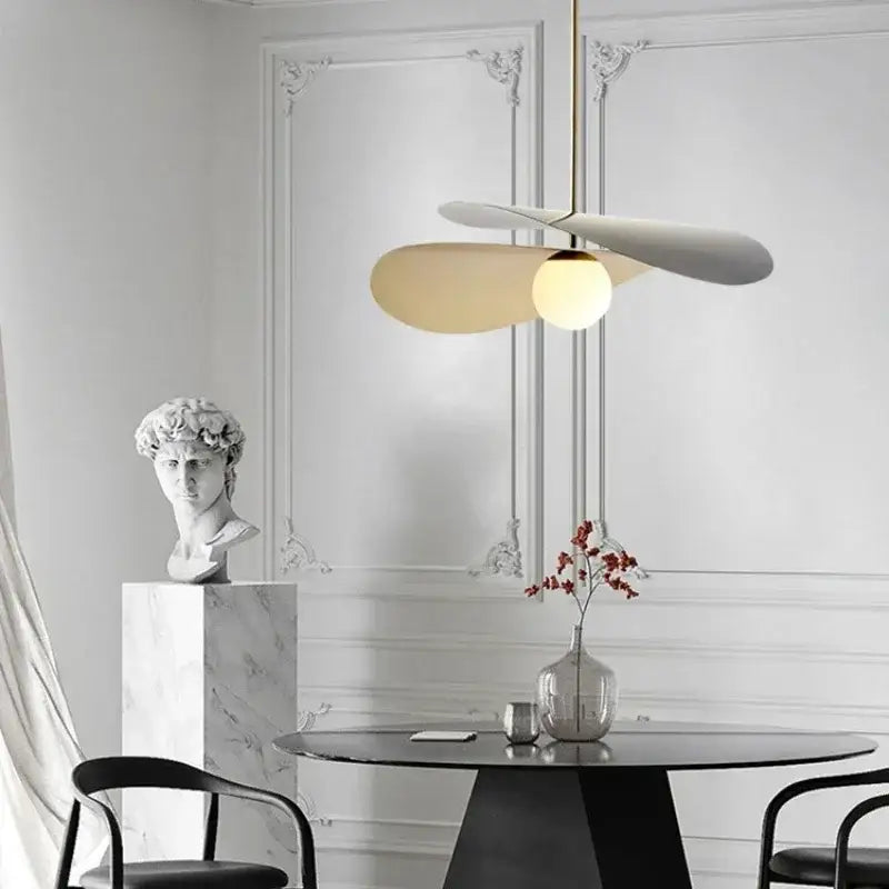 Suspension Moderne Blanche Design Ailée et Globe Opale

