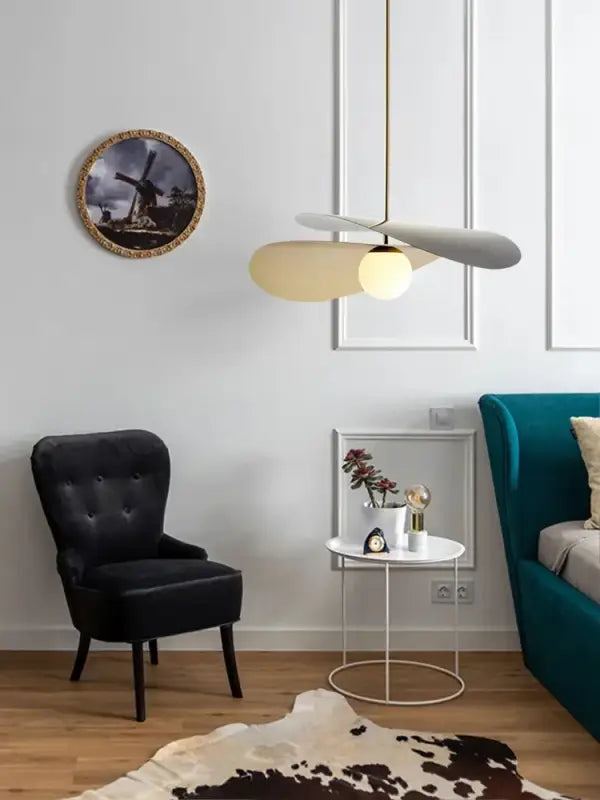 Suspension Moderne Blanche Design Ailée et Globe Opale

