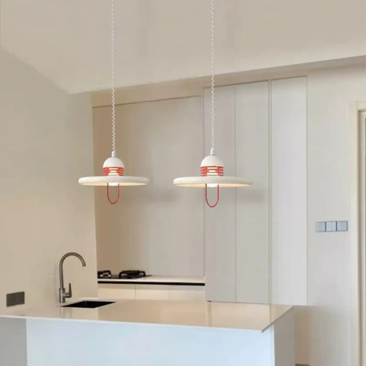 Suspension moderne blanche et rouge en forme de disque épurée