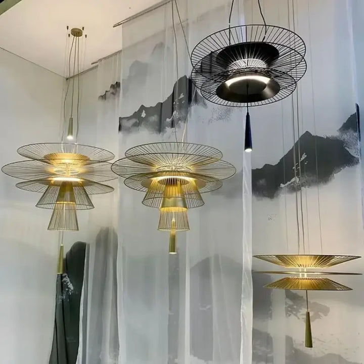 Suspension moderne filaire à étages design sculptural

