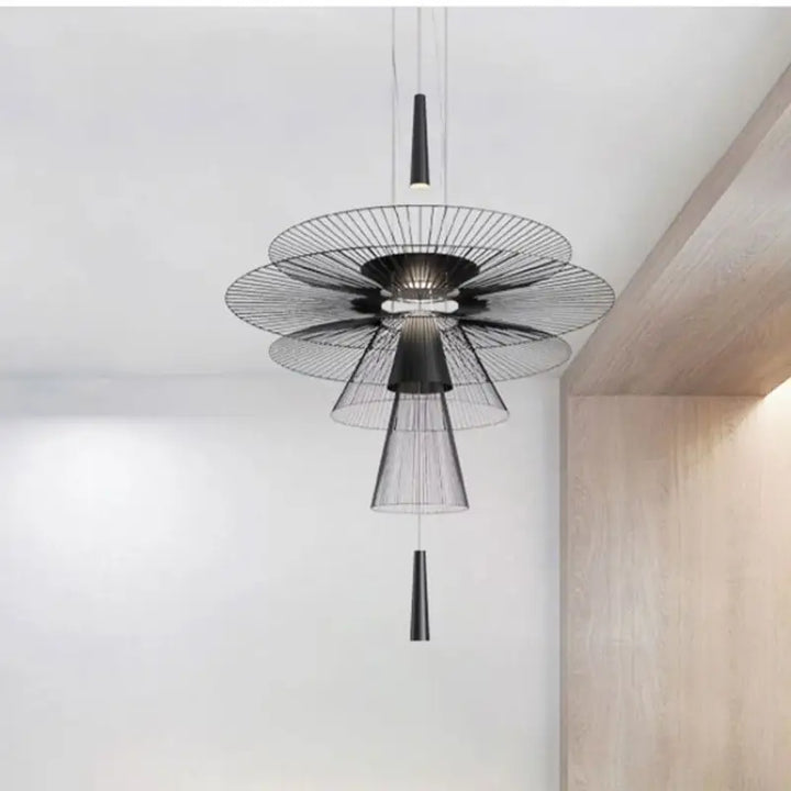 Suspension moderne filaire à étages design sculptural