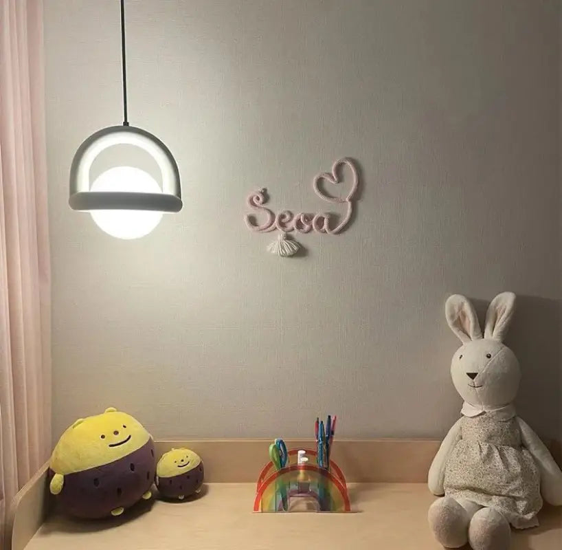 Suspension Moderne Globe LED et Anneau Coloré Design Ludique et Chic