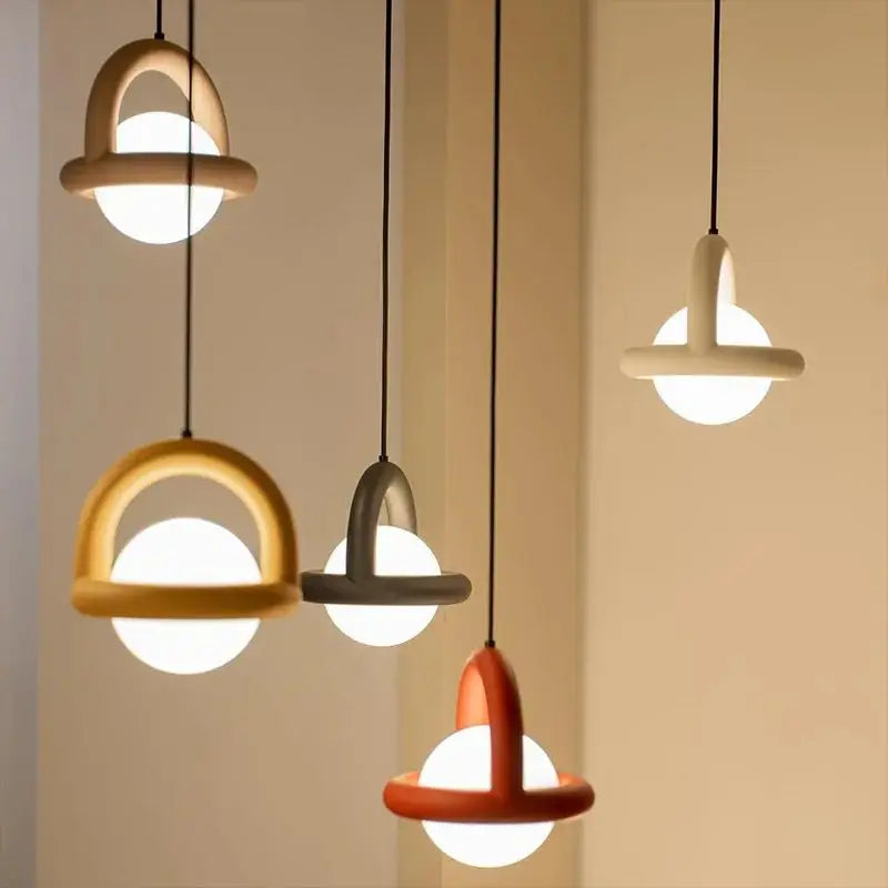 Suspension Moderne Globe LED et Anneau Coloré Design Ludique et Chic