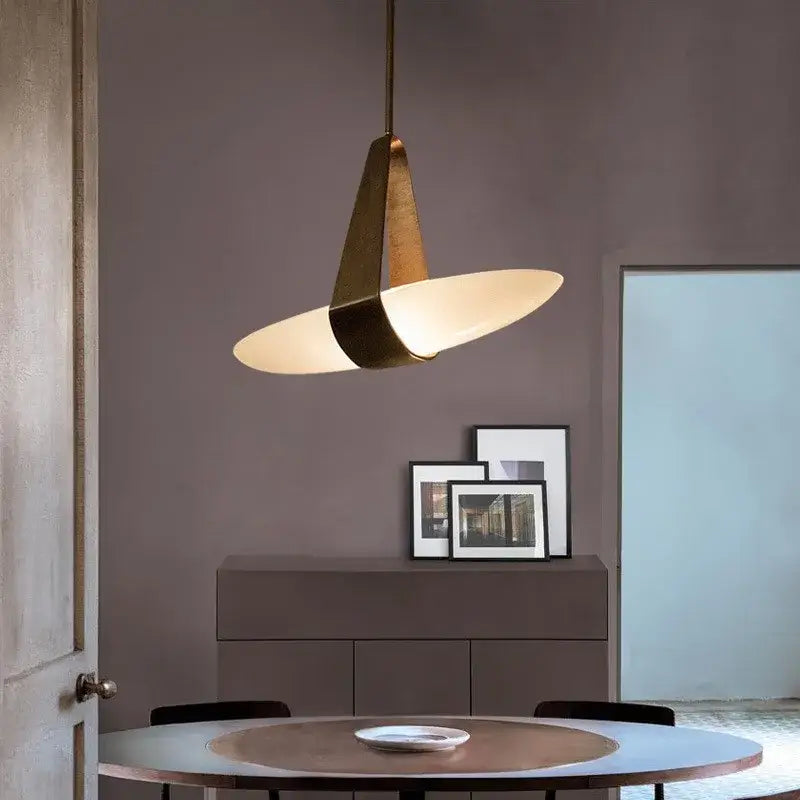 Suspension moderne trois bras métal noir et verre opalin

