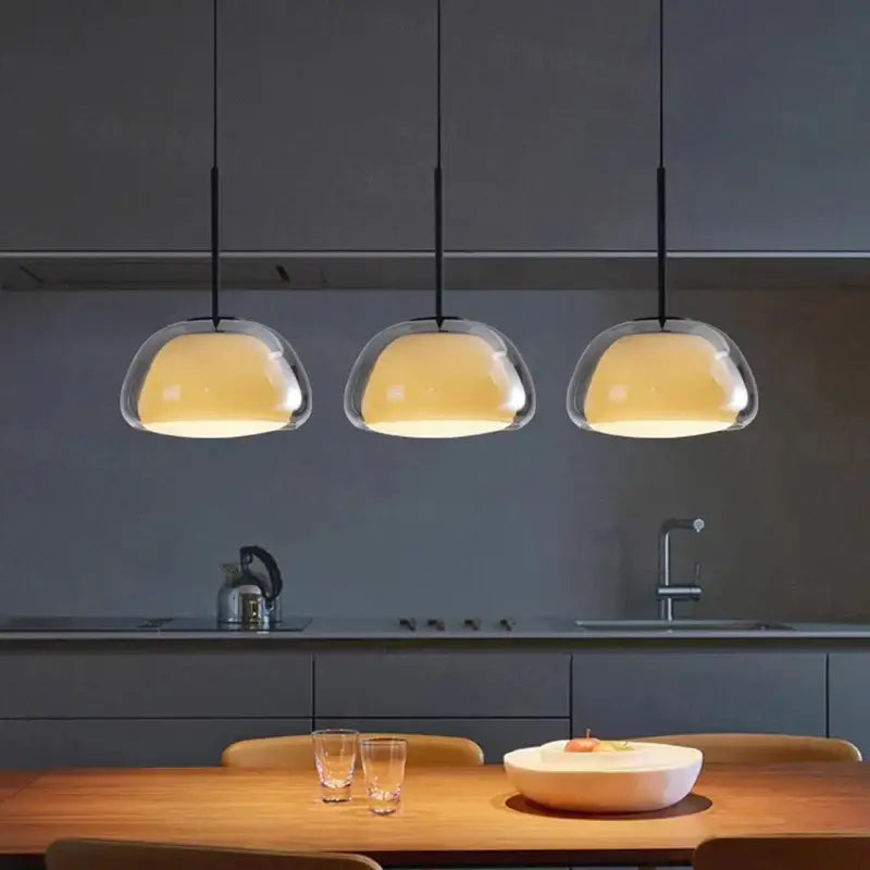 Suspension moderne trois lampes en verre opalin avec barre noire