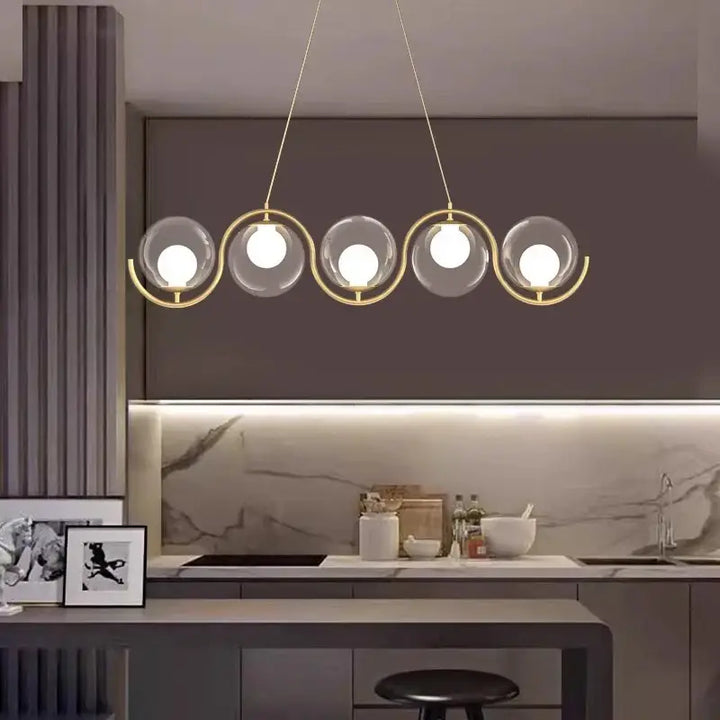 Suspension moderne vagues dorées et boules lumineuses

