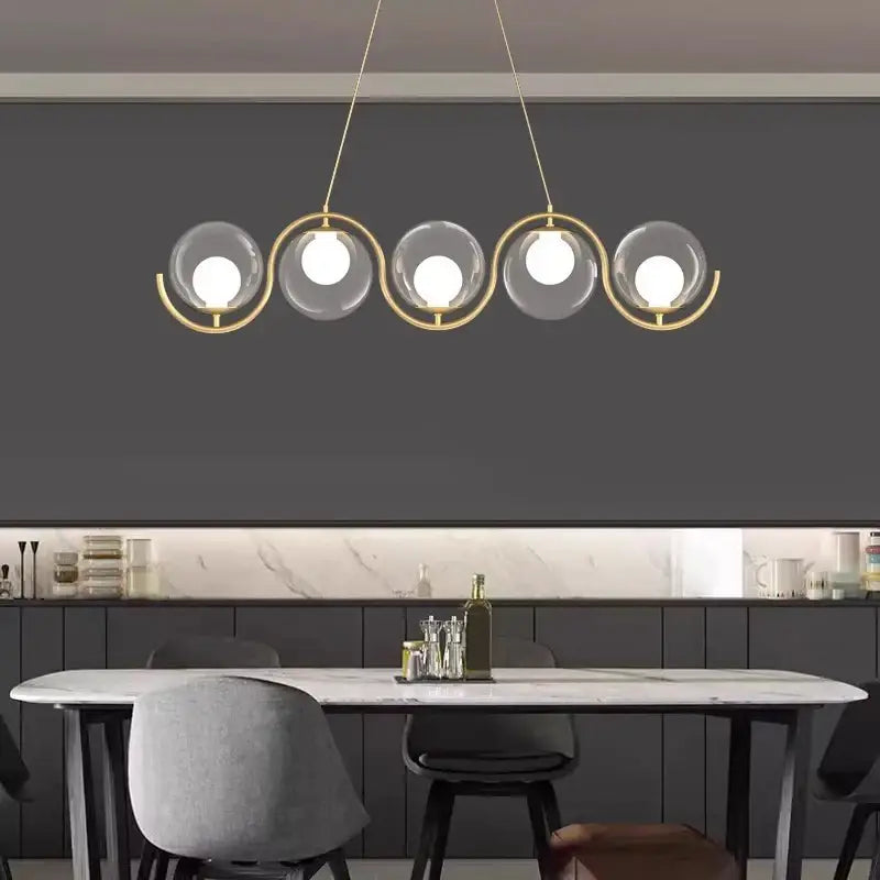 Suspension moderne vagues dorées et boules lumineuses

