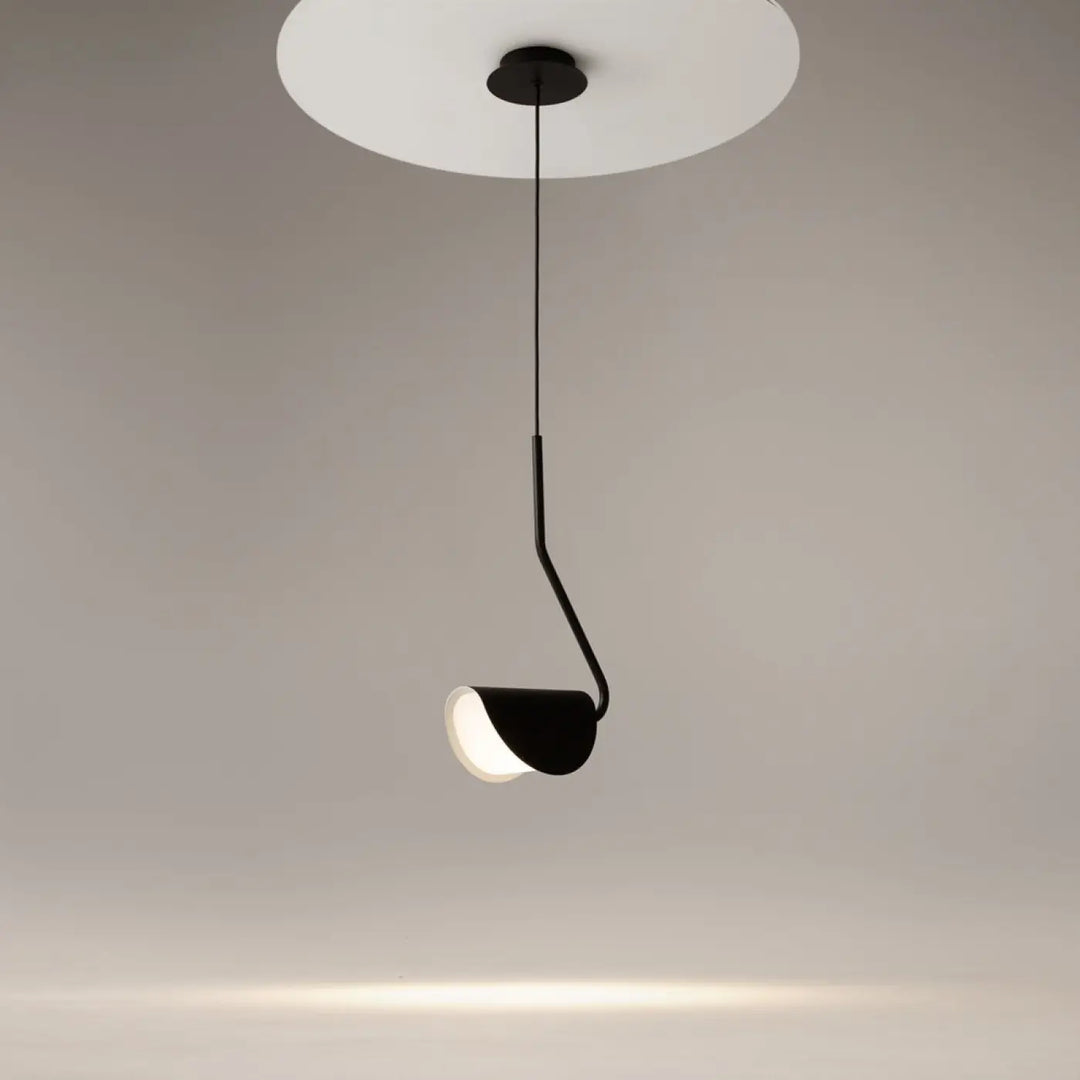 Suspension luminaire mollis feuille en acier noir avec bras courbé et diffuseur blanc dépoli élégante feuille pliée