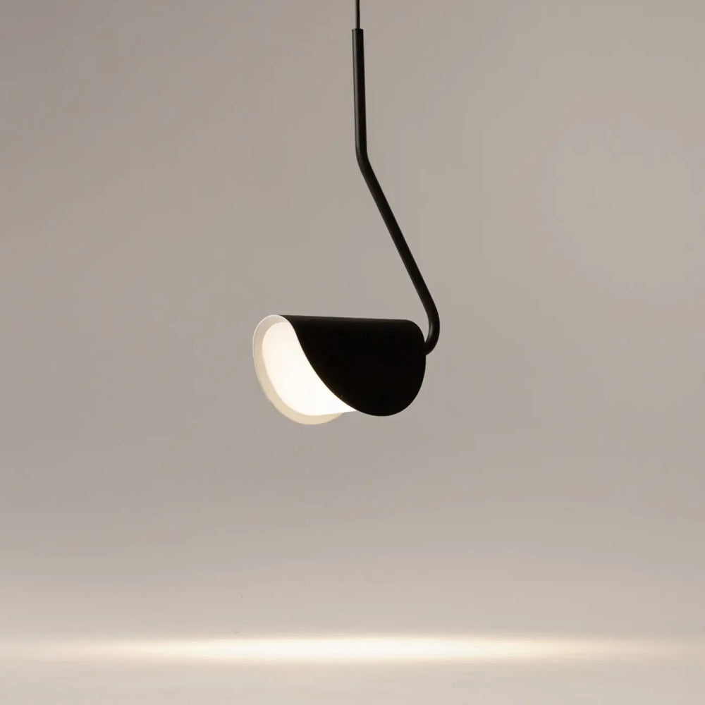 Suspension luminaire mollis feuille en acier noir avec bras métallique courbé et abat-jour conique minimaliste