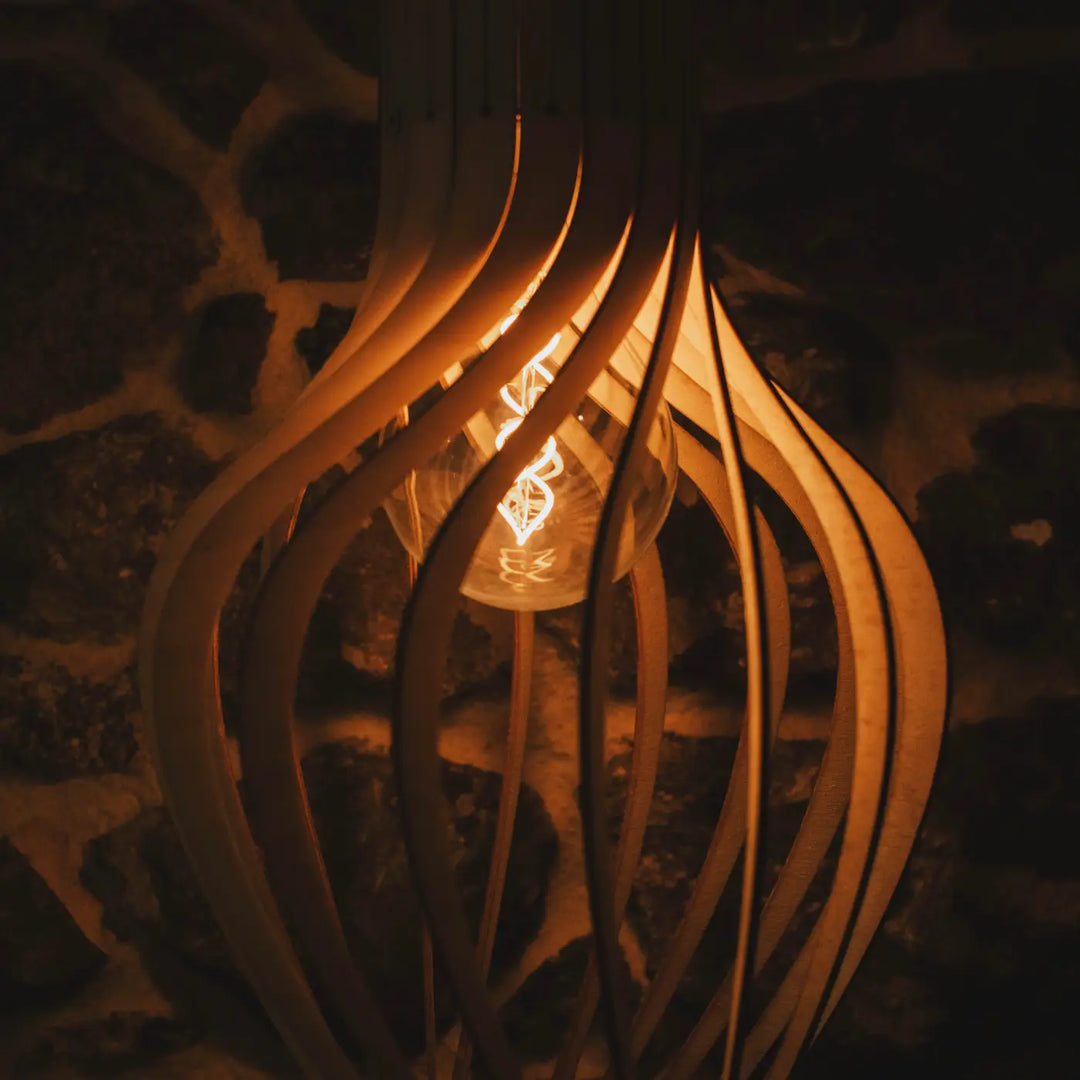 Suspension möntenyel piatoni en bois fsc finition naturelle avec lames courbes chaudes et ampoule filament visible