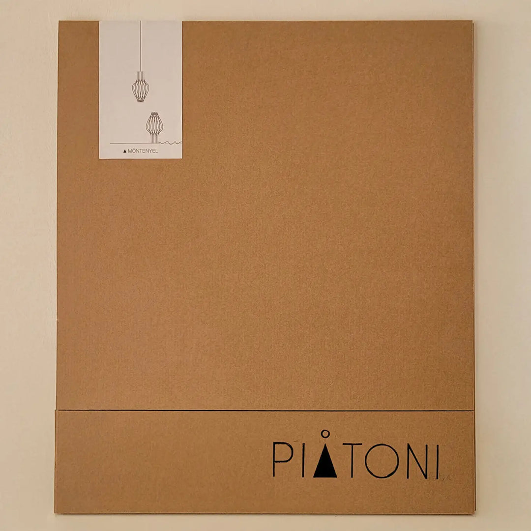 Boîte en carton brun finition naturelle piatoni avec label suspension möntenyel en bois fsc minimaliste