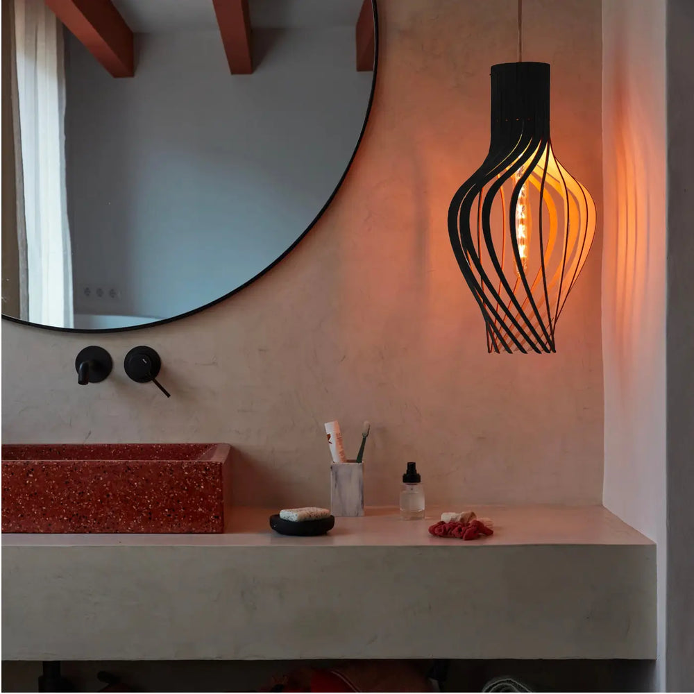 Suspension möntenyel piatoni noire en finition naturelle avec design en fil torsadé et lumière ambrée pour salle de bain
