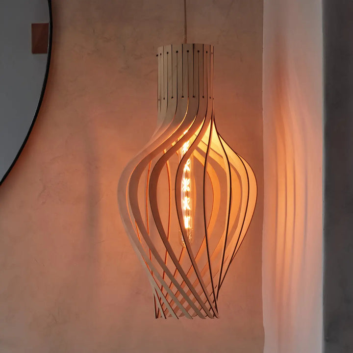 Suspension möntenyel piatoni en bois fsc finition naturelle avec design sculptural et ampoule filament visible