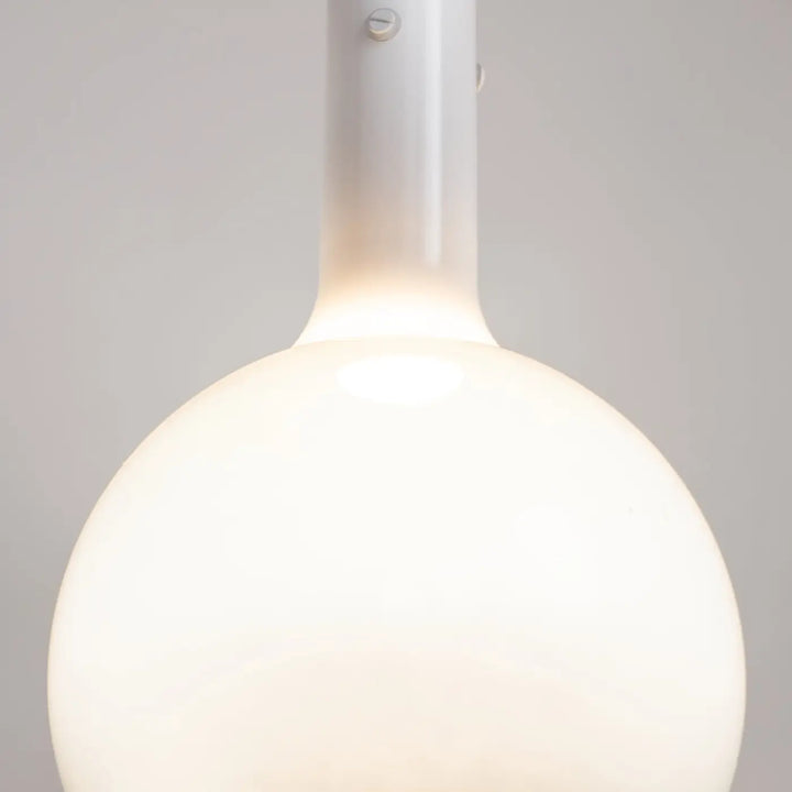 Suspension nebula led en verre dépoli blanc avec globe rond et tige cylindrique élégante pour éclairage intérieur