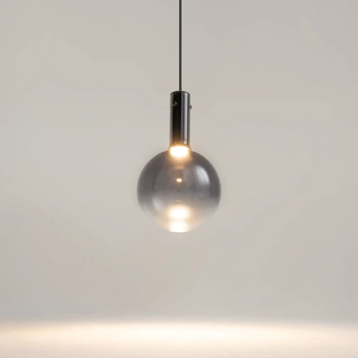 Suspension nebula led globe en verre sphérique avec fixation métal brossé et lumière chaude élégante