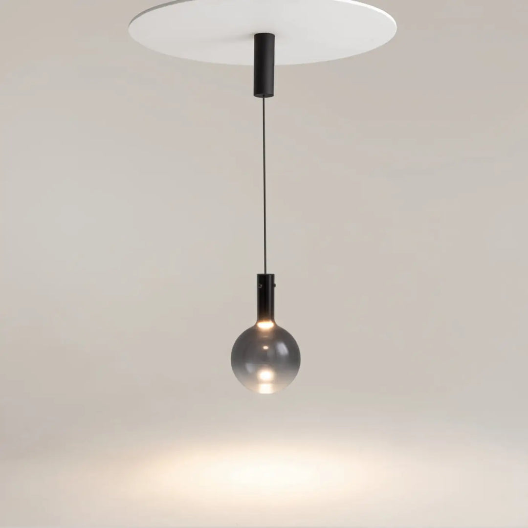 Luminaire suspension nebula led minimaliste avec suspension en corde fine et globe led sphérique gris translucide
