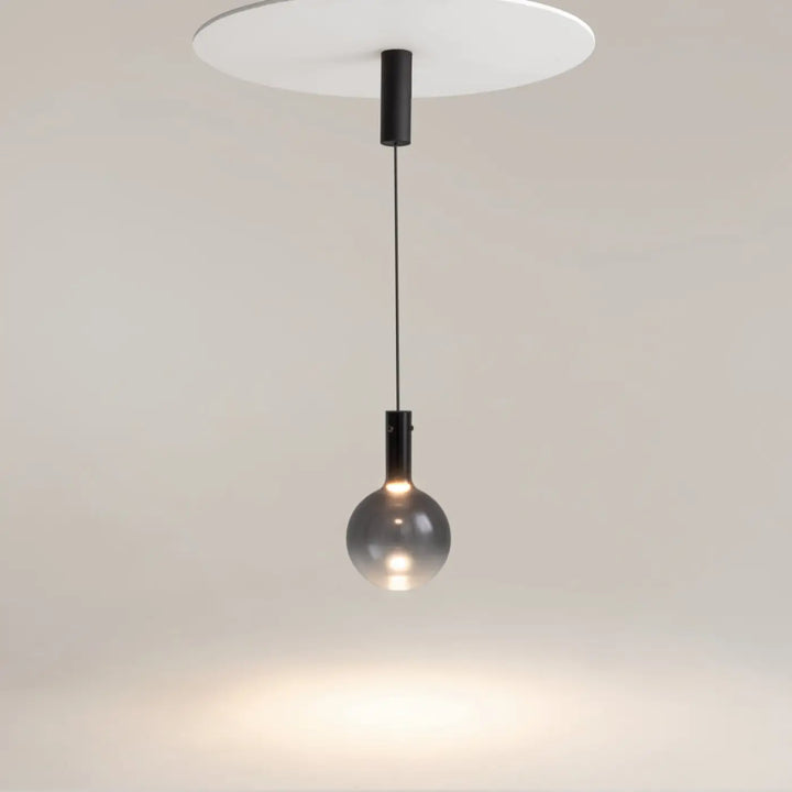 Luminaire suspension nebula led minimaliste avec suspension en corde fine et globe led sphérique gris translucide