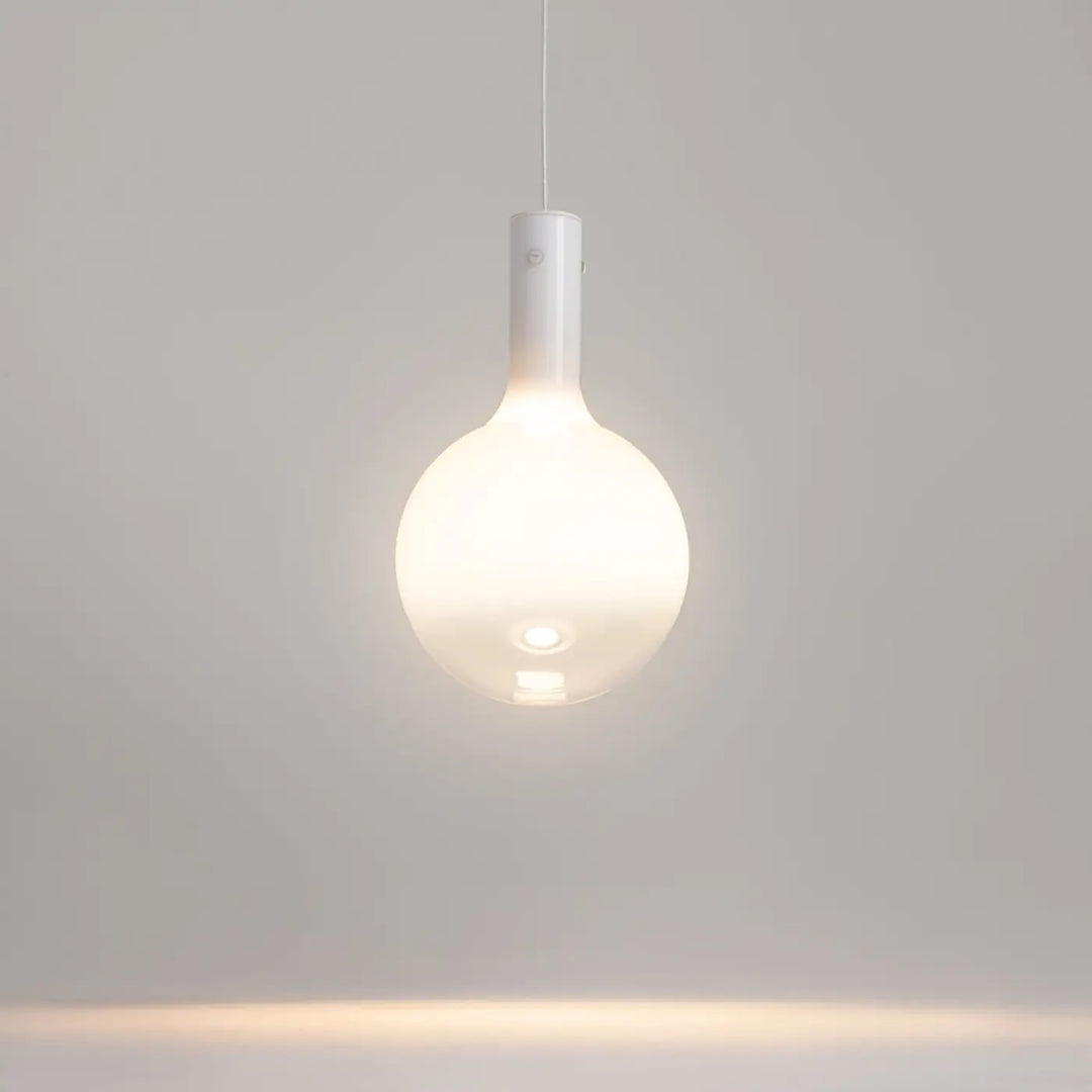 Suspension nebula led en blanc minimaliste avec globe en verre dépoli et tige cylindrique élégante