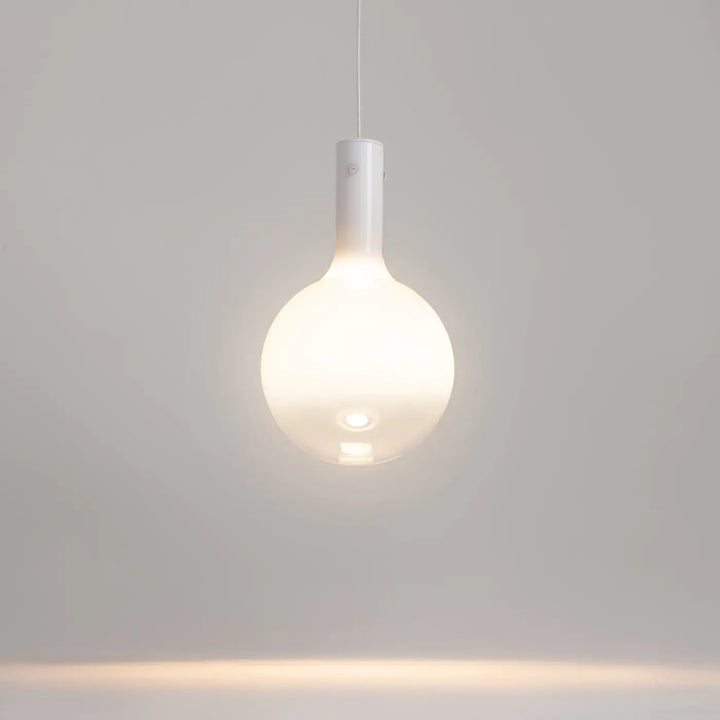 Suspension nebula led en blanc minimaliste avec globe en verre dépoli et tige cylindrique élégante