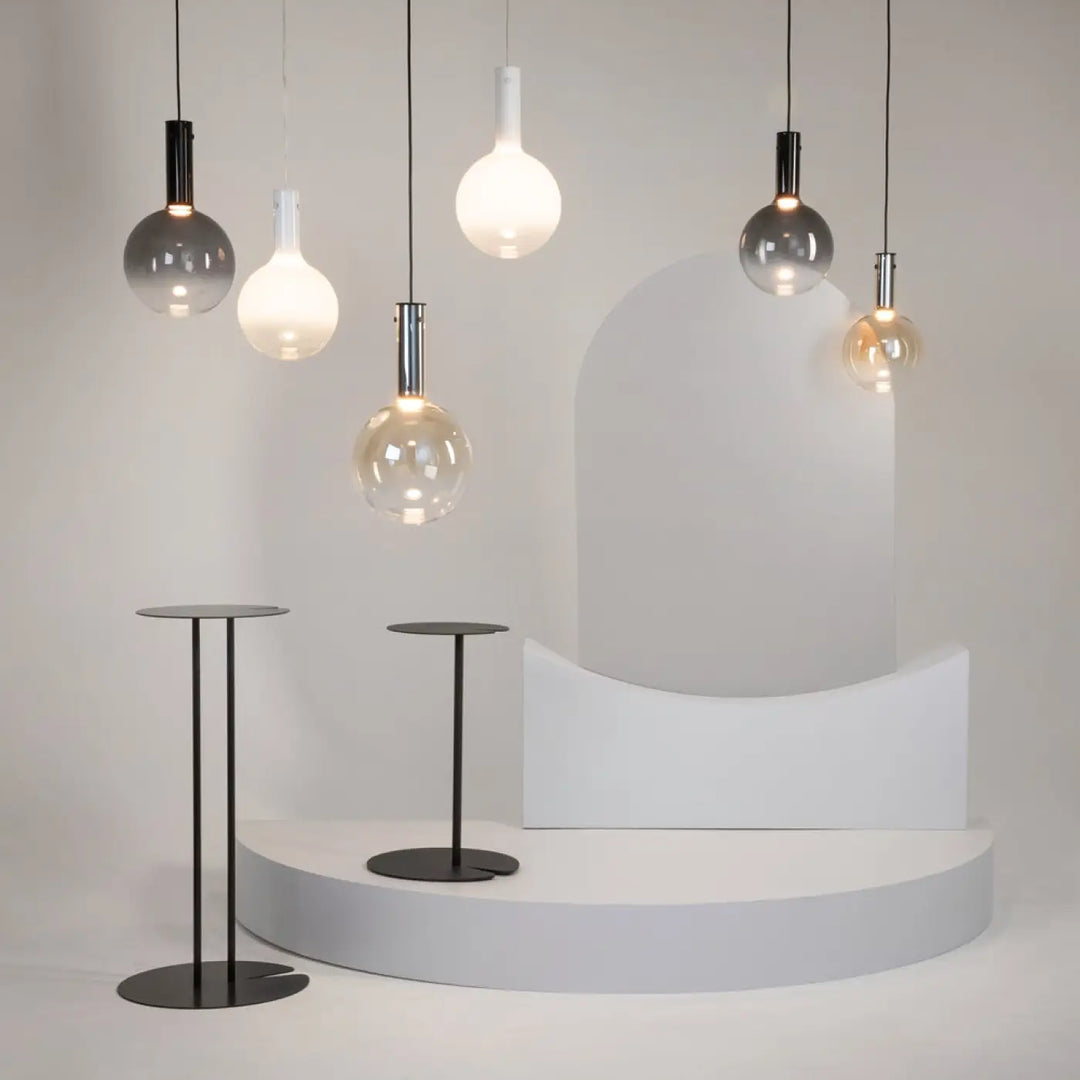 Suspension nebula led avec globes en verre dépoli et fumé, monture métal noir, éclairage blanc chaud ou froid