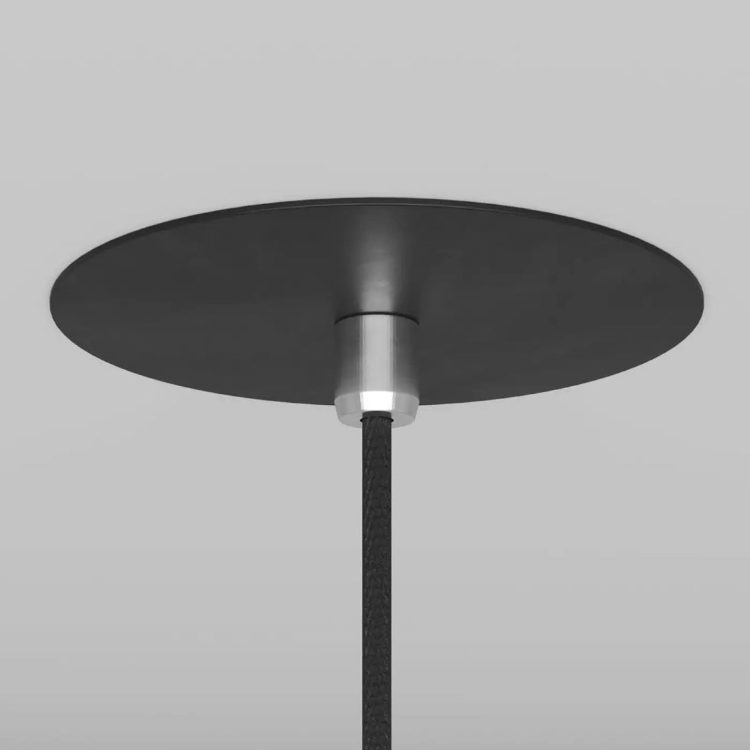 Suspension luminaire neville cône étroit en acier noir avec finition mate noire au-dessus d’un plafond