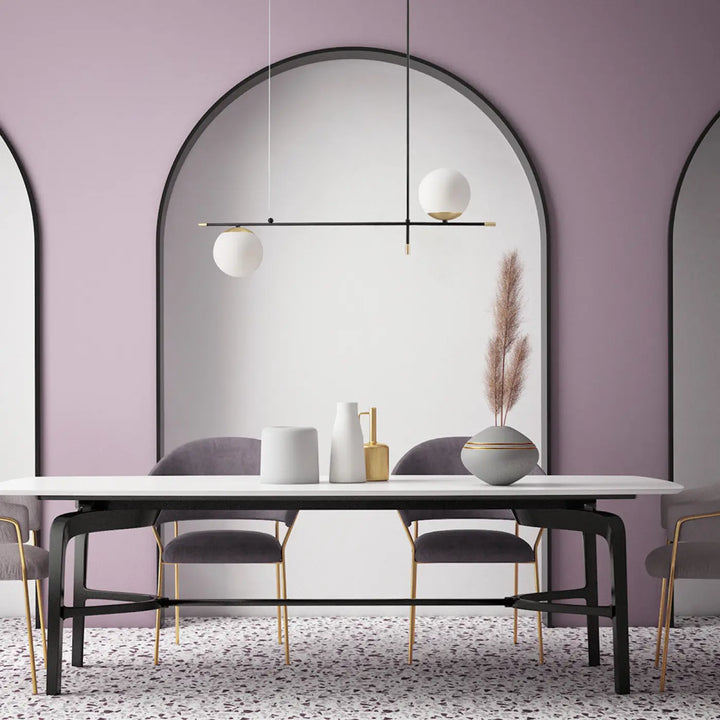 Suspension luminaire nostalgia linéaire en verre opalin et acier noir au-dessus d’une table en marbre blanc avec pieds métalliques noirs