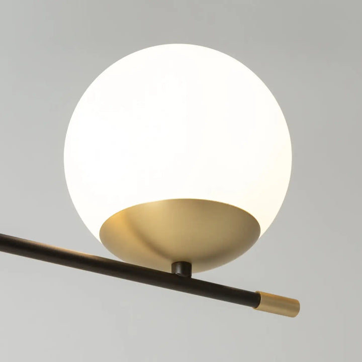Suspension luminaire nostalgia avec six globes en verre givré et base en laiton sur bras en acier noir moderne