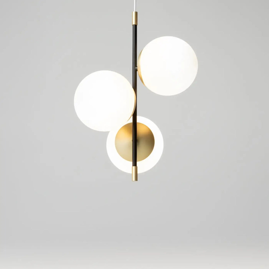 Suspension luminaire nostalgie trois globes en verre opalin avec acier noir et finitions dorées