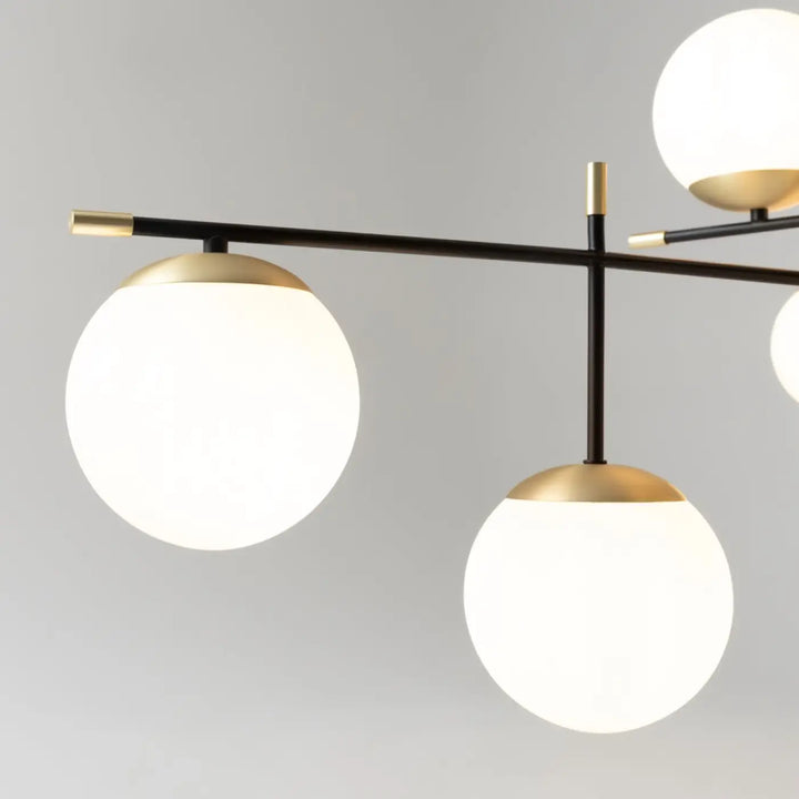 Suspension luminaire nostalgia xxl en acier noir avec neuf globes sphériques en verre dépoli blanc et accents dorés