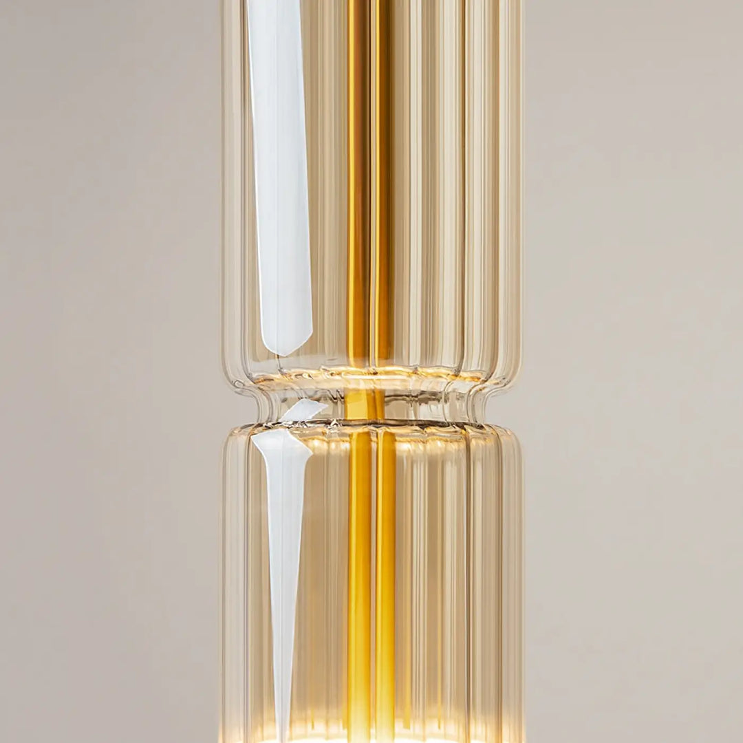 Suspension ordo led moderne en verre clair à rainures verticales avec filament doré pour une lumière chaude