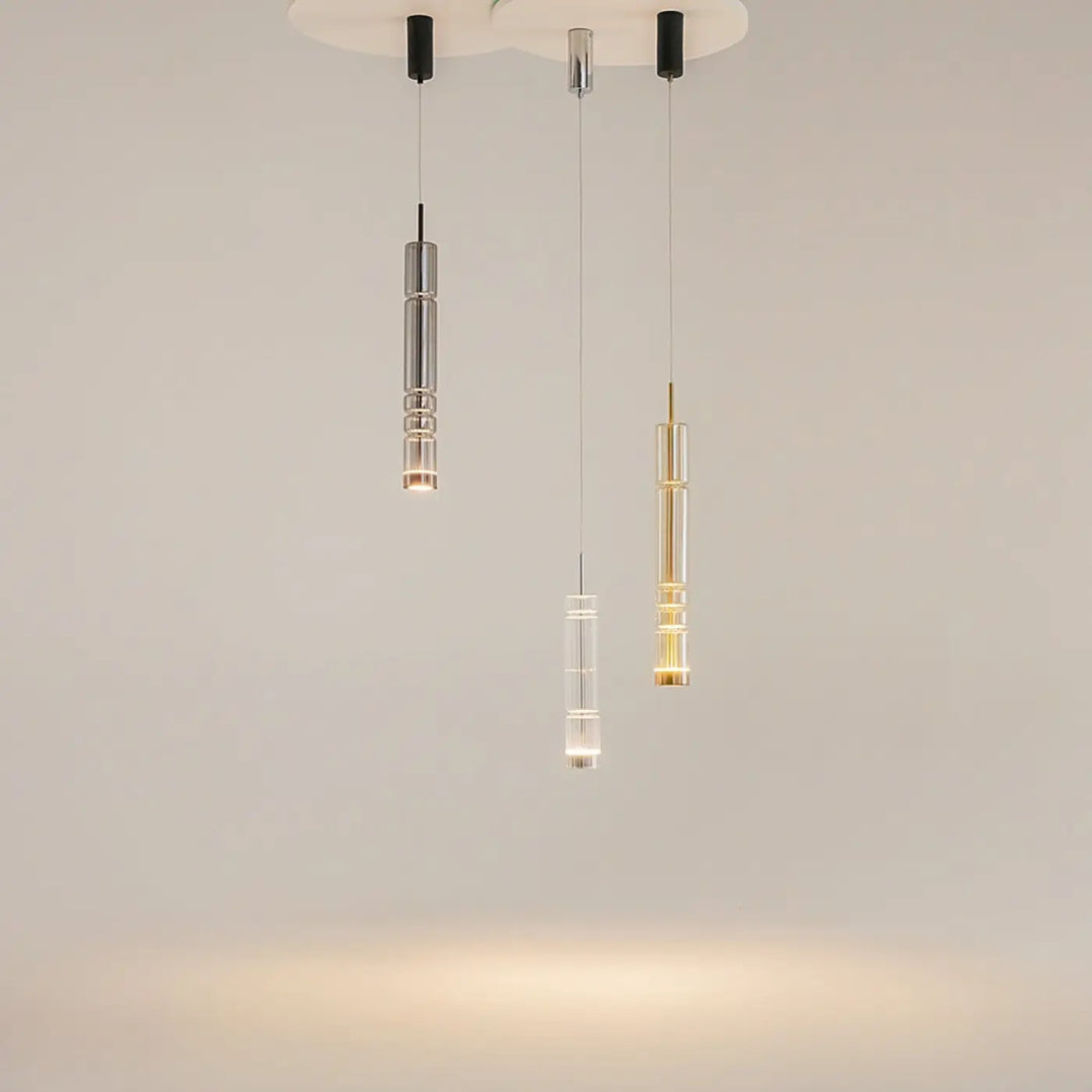 Suspension ordo led avec trois luminaires suspendus cylindriques en verre teinté et accents métalliques chrome et or brossé