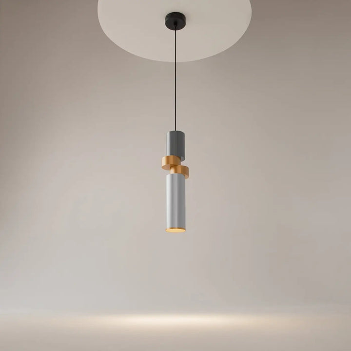 Suspension palette modern avec tube asymétrique en verre gris et disque cuivré finition brossée élégante