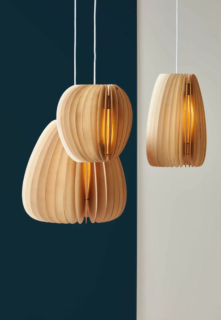 Suspension Pirum en bois naturel aux lamelles fines
