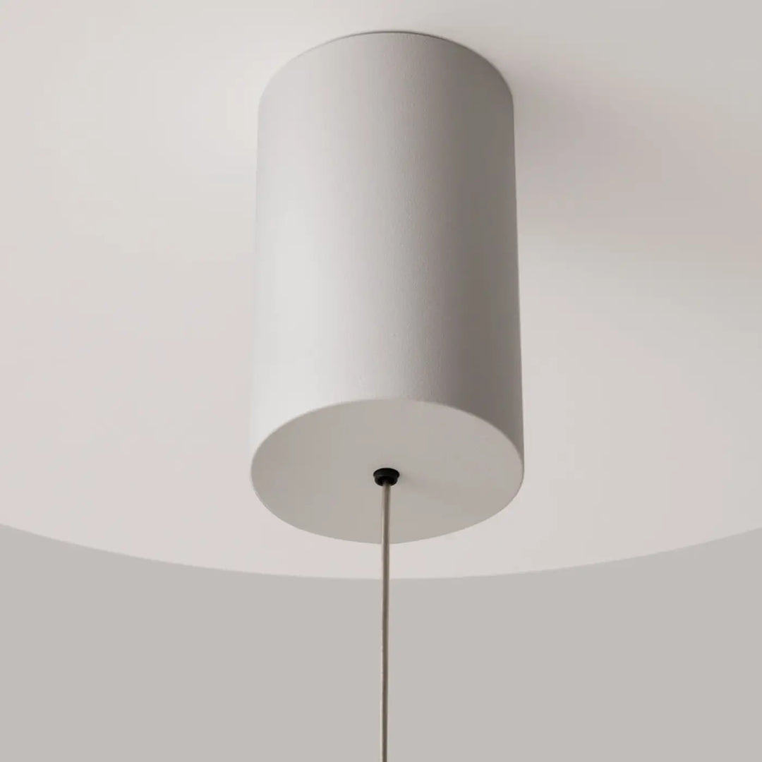 Suspension plato disque vertical de couleur blanche avec un design cylindrique épuré et un cordon fin suspendu