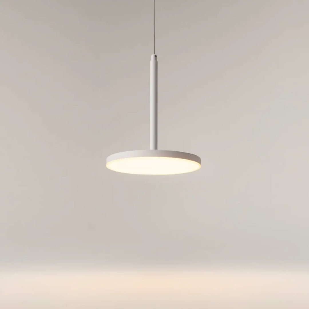 Suspension luminaire plato disque vertical avec tige cylindrique blanche et diffuseur circulaire pour éclairage doux