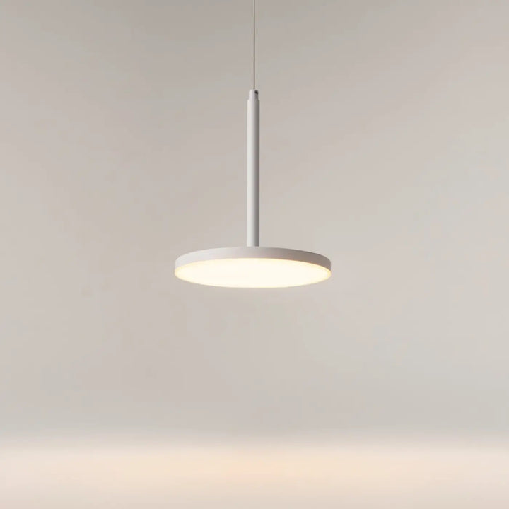 Suspension luminaire plato disque vertical avec tige cylindrique blanche et diffuseur circulaire pour éclairage doux