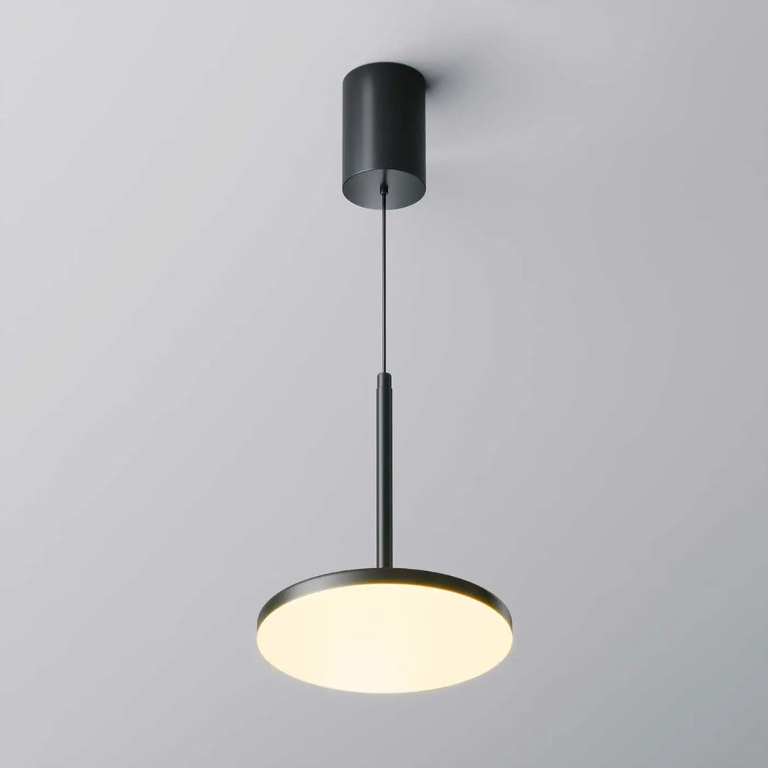 Suspension plato disque vertical noir avec montage cylindrique, tige fine et disque lumineux en verre dépoli diffusant une lumière chaude