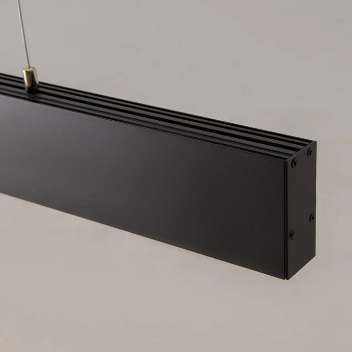 Suspension luminaire points lumineux avec barre noire et rainures horizontales au-dessus d’un îlot pour éclairage moderne